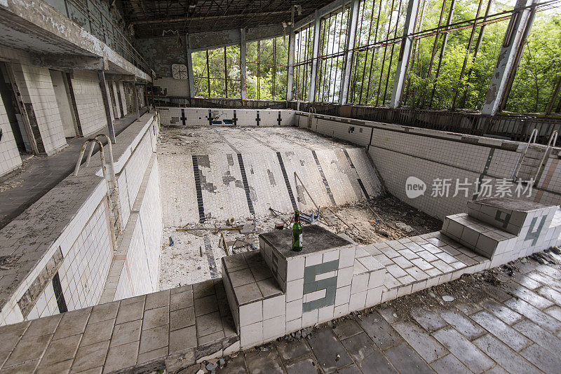 带有游泳池的建筑内部废弃区域(Pripyat/Chernobyl)